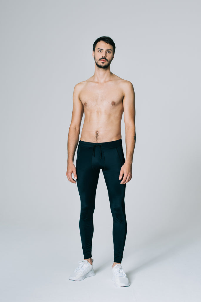 Sustainable Performance Tights in black for men, made out of recycled material for running, fitness or yoga.